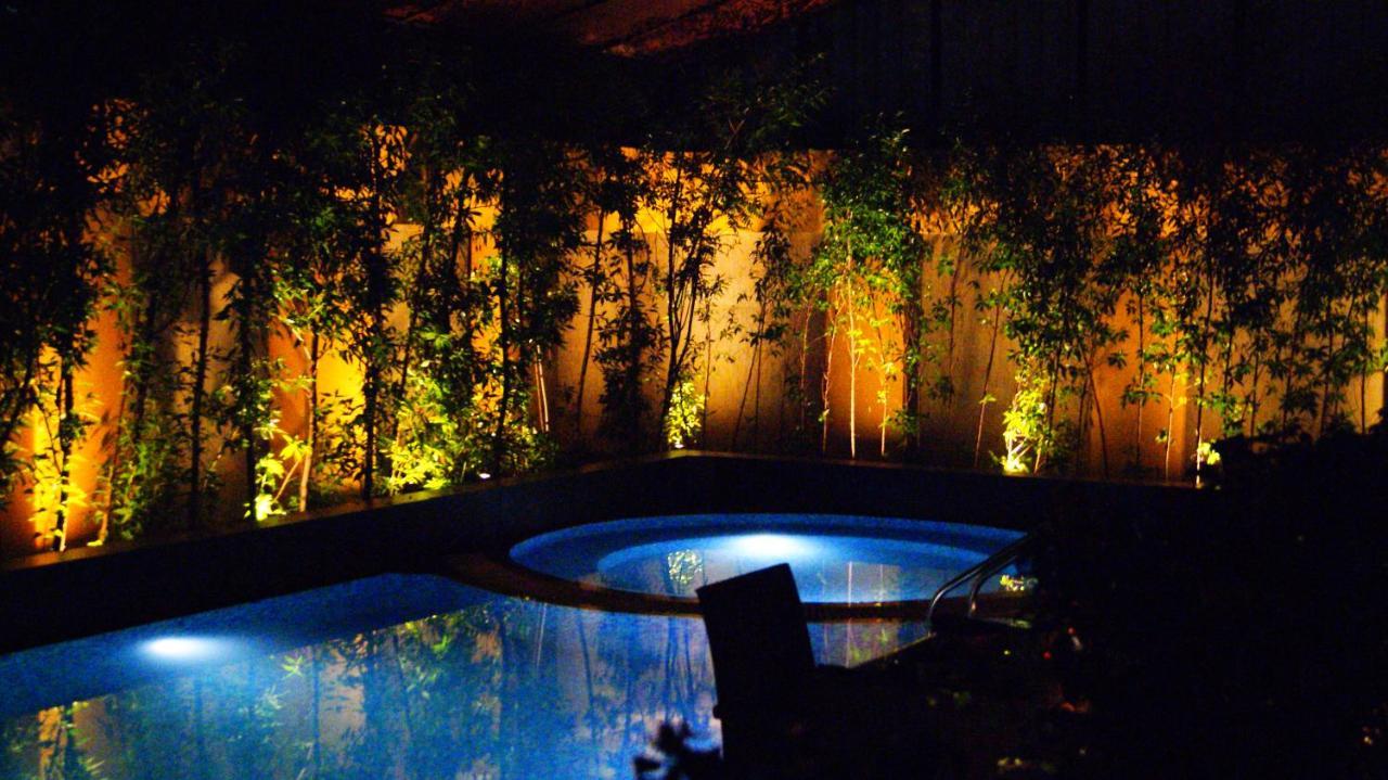 Radisson Blu Hotel Ahmedabad Luaran gambar The pool at the hotel