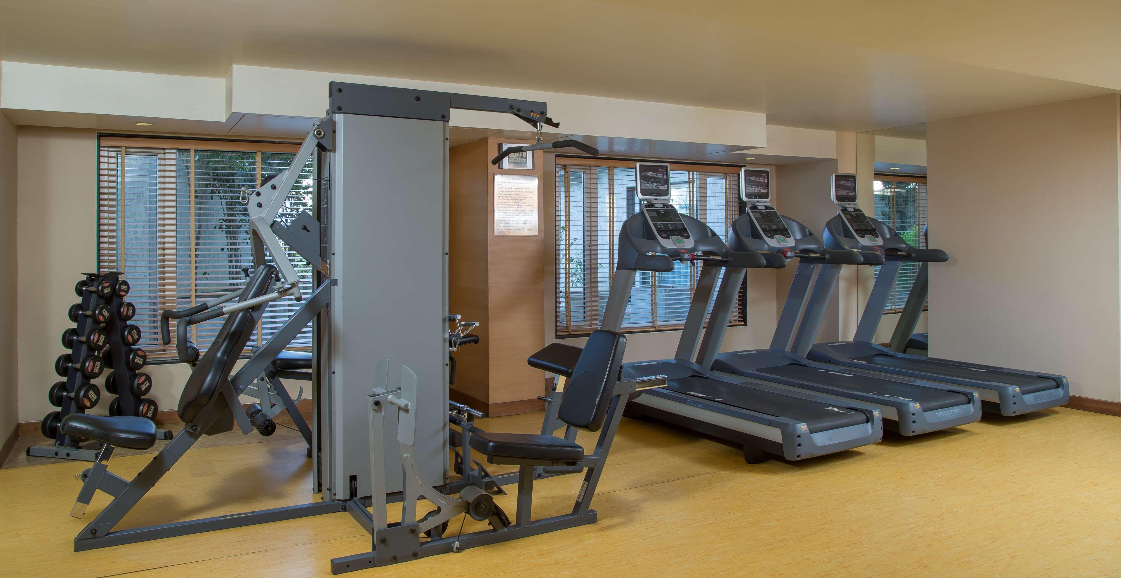Radisson Blu Hotel Ahmedabad Luaran gambar The gym at the hotel