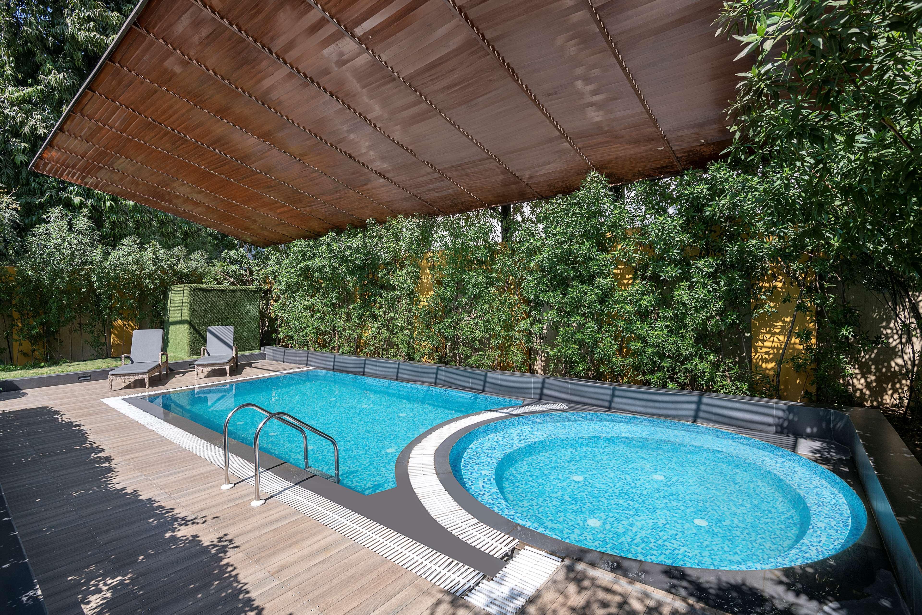 Radisson Blu Hotel Ahmedabad Luaran gambar A swimming pool