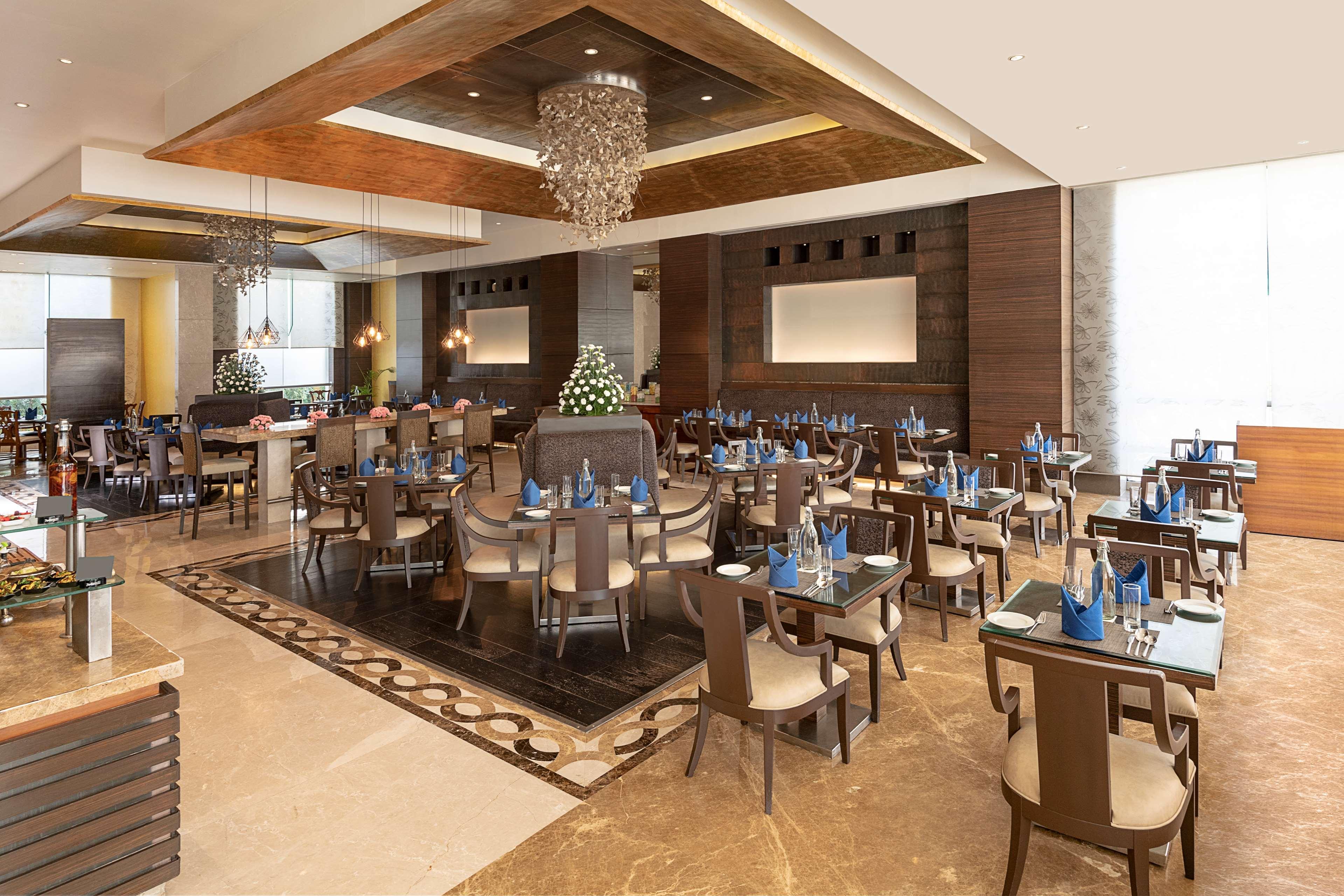 Radisson Blu Hotel Ahmedabad Luaran gambar The restaurant