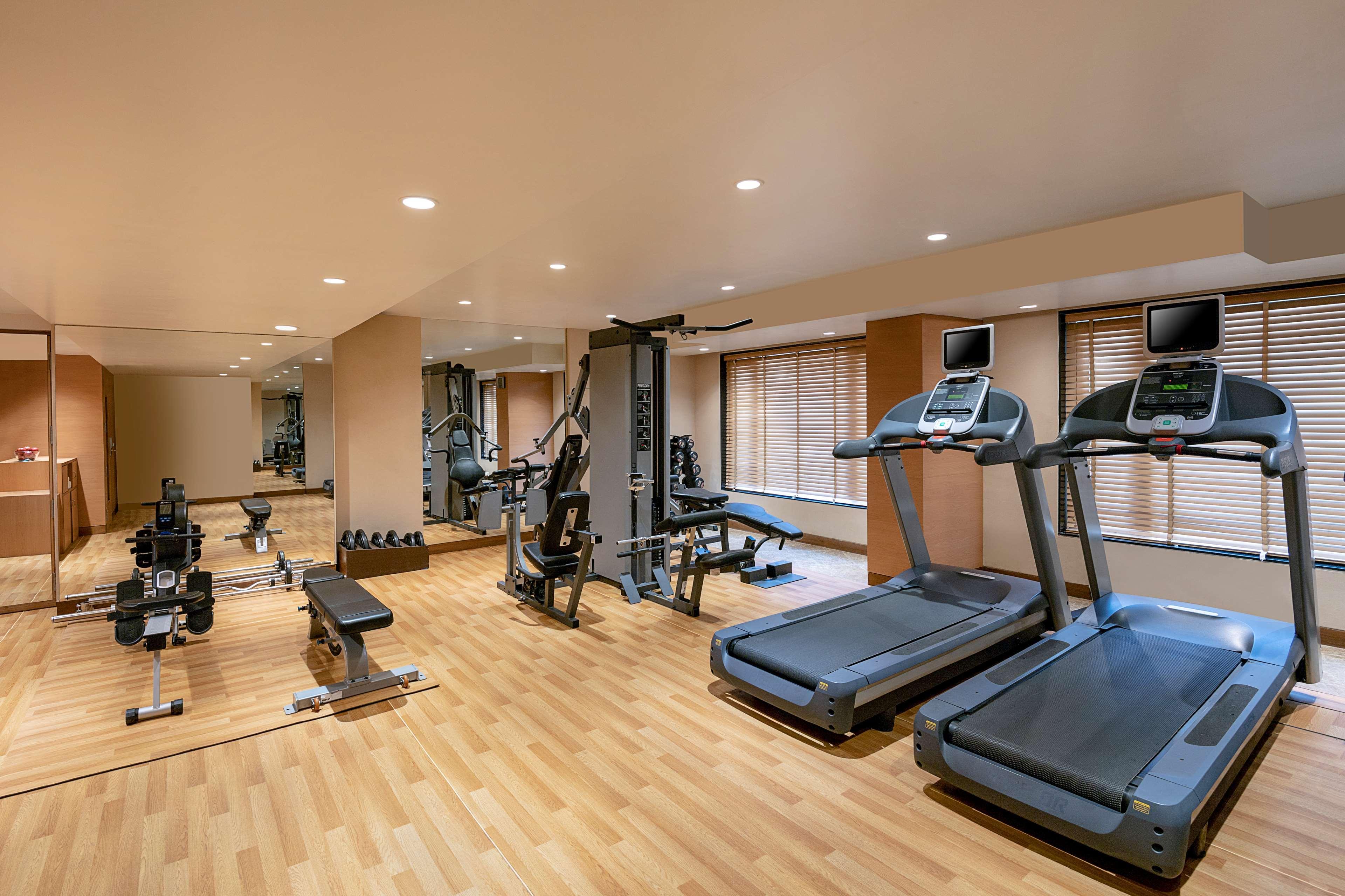 Radisson Blu Hotel Ahmedabad Luaran gambar The gym at the hotel