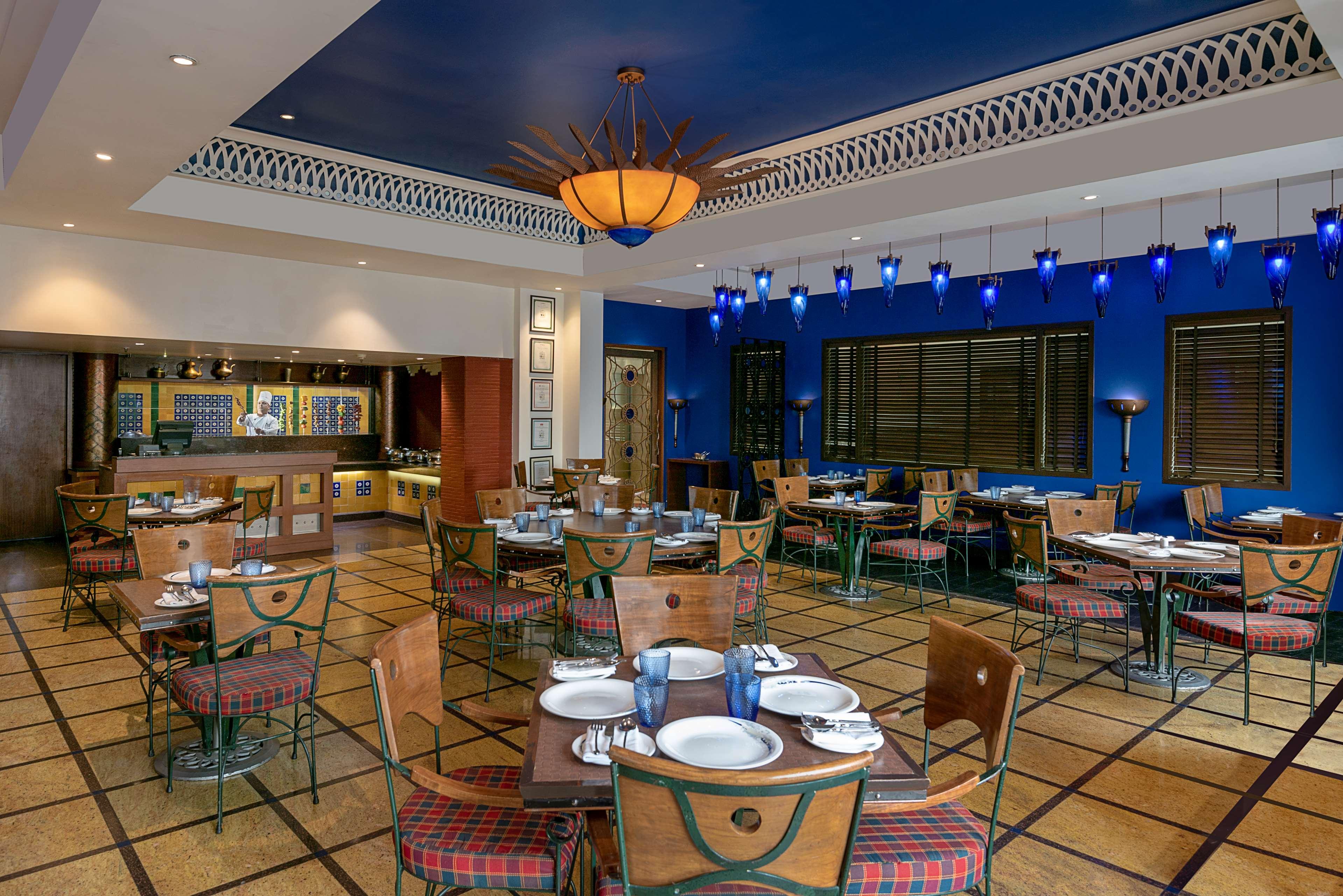 Radisson Blu Hotel Ahmedabad Luaran gambar The restaurant
