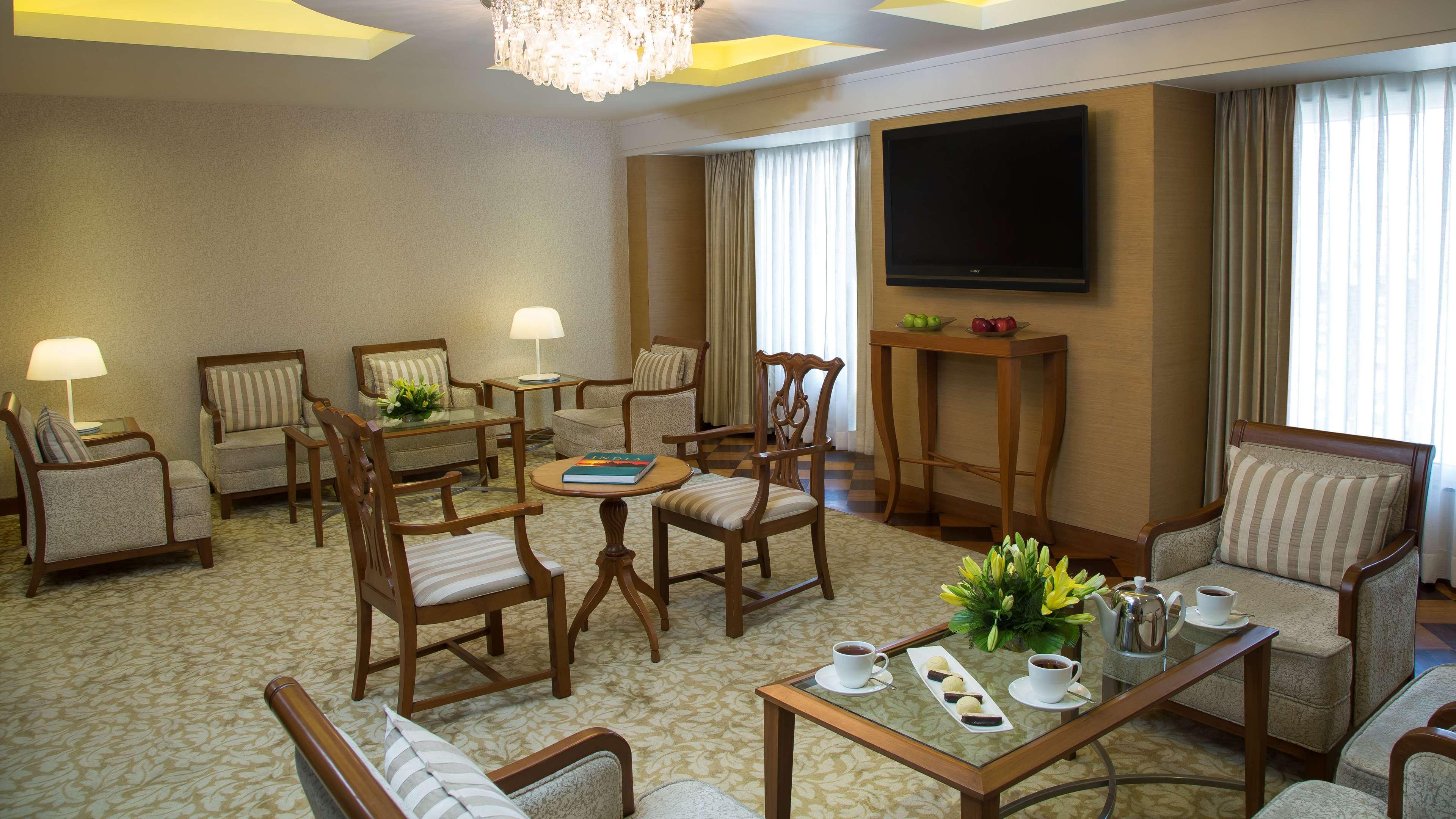 Radisson Blu Hotel Ahmedabad Luaran gambar A living room at the hotel