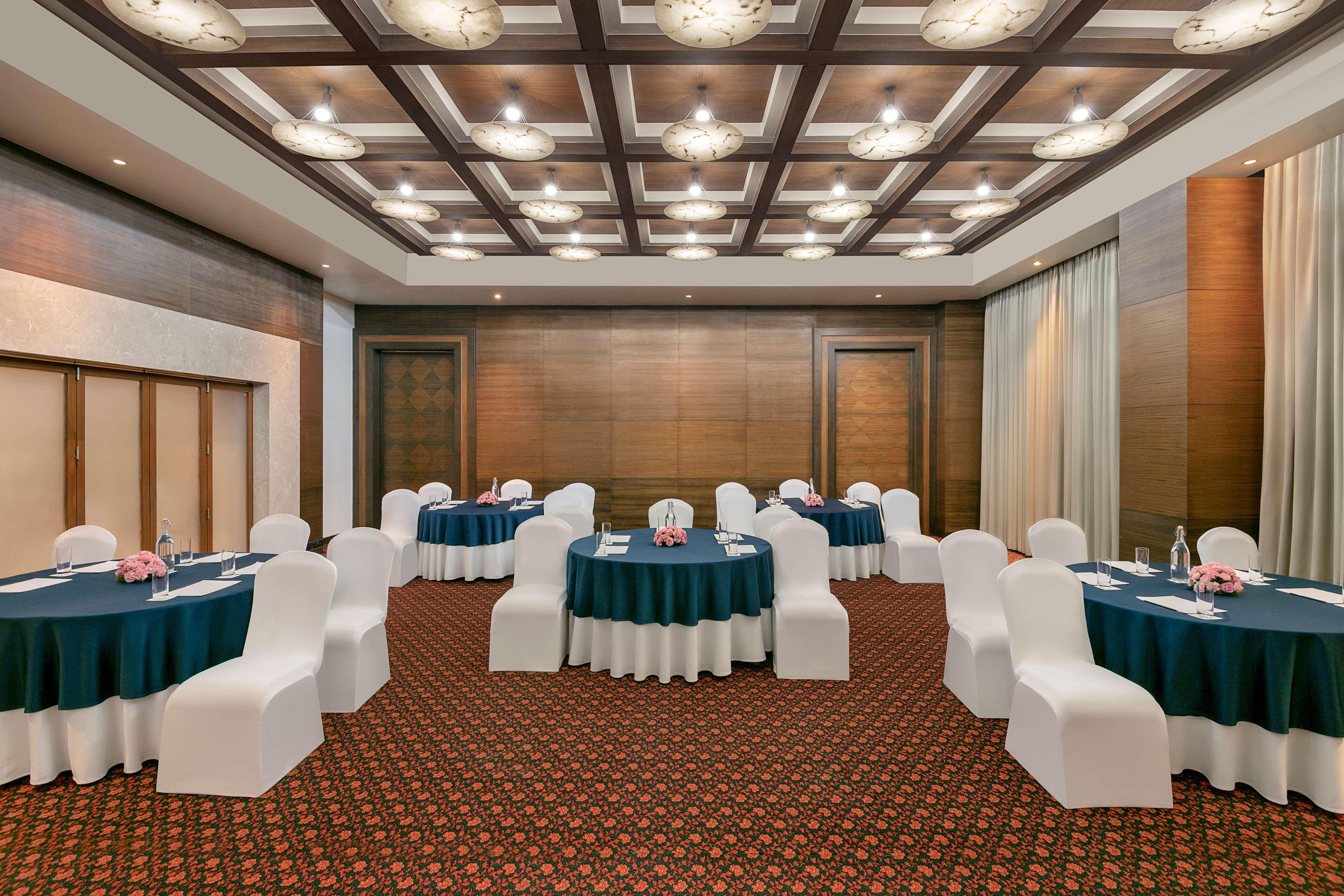Radisson Blu Hotel Ahmedabad Luaran gambar Meeting room at the hotel