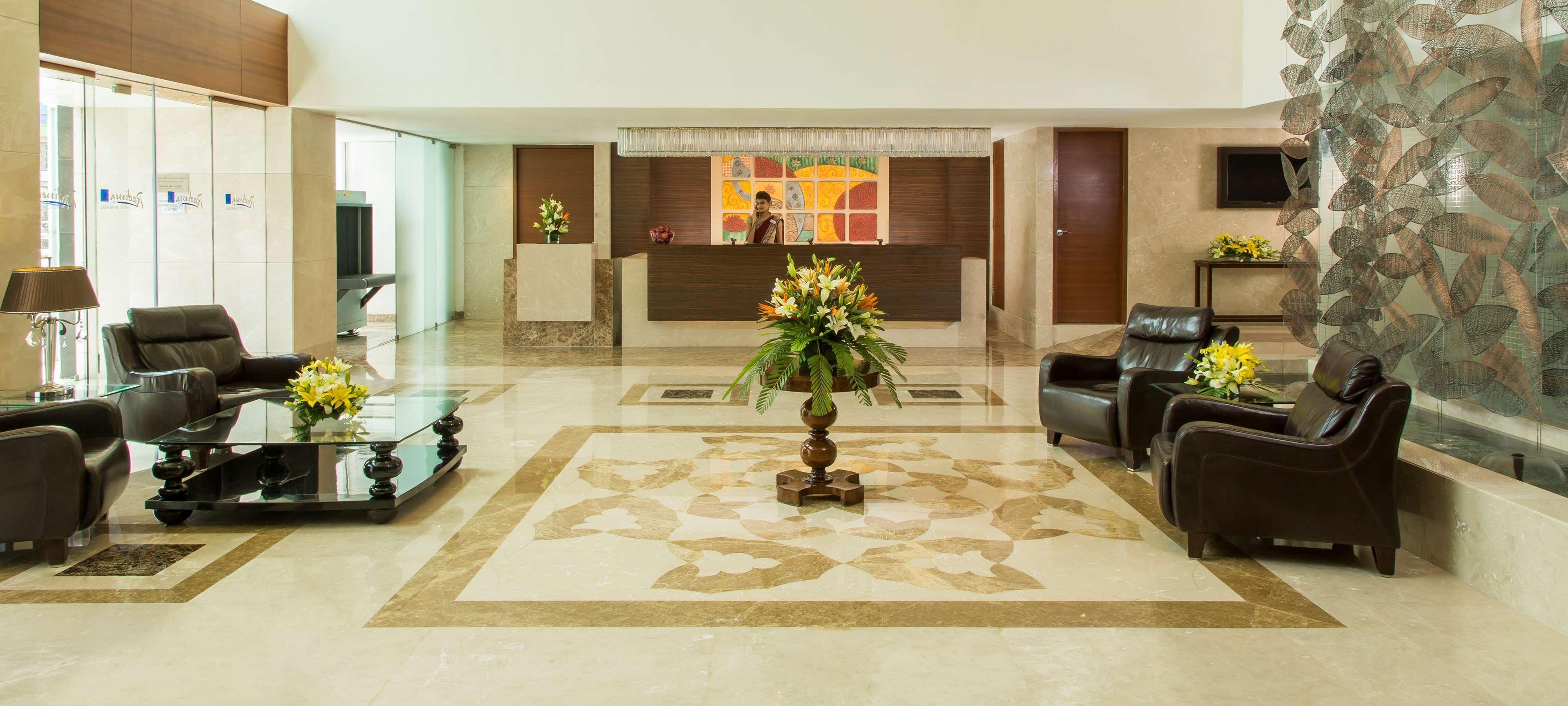 Radisson Blu Hotel Ahmedabad Luaran gambar Lobby