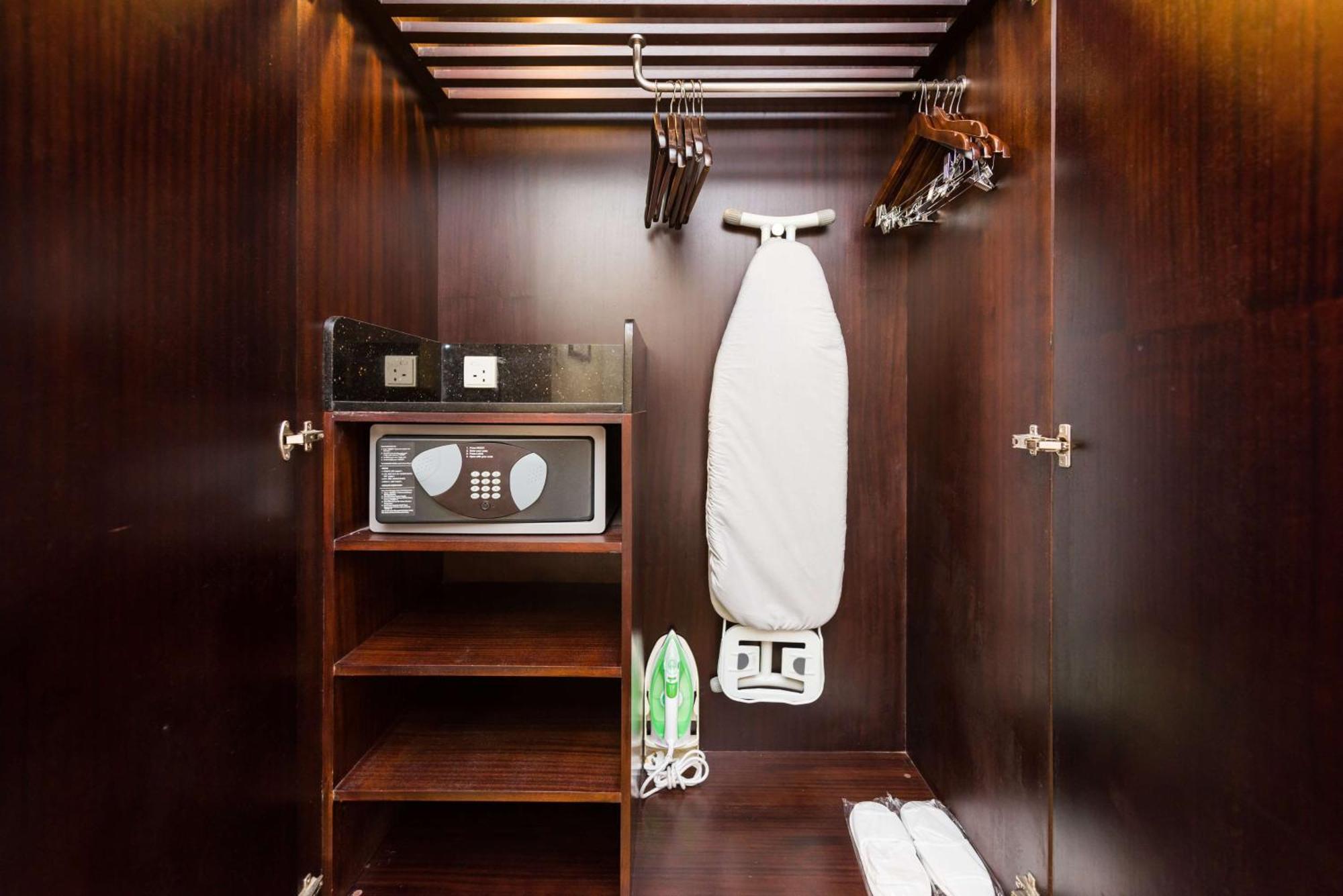 Radisson Blu Hotel Ahmedabad Luaran gambar A hotel room wardrobe with a safe