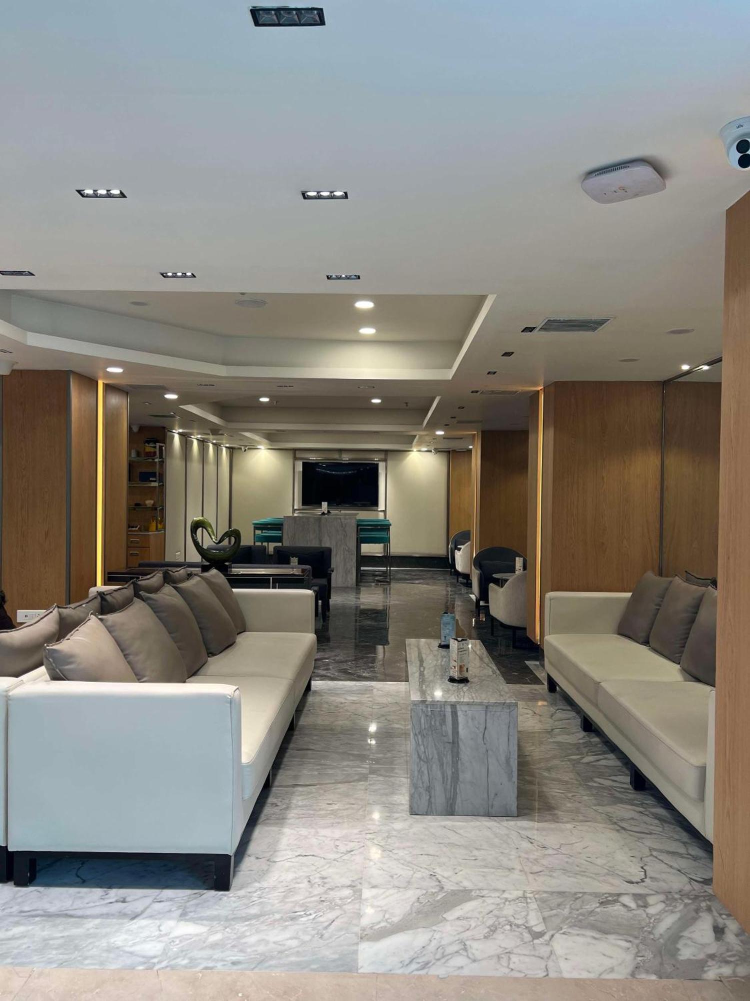 Radisson Blu Hotel Ahmedabad Luaran gambar The lounge at the airport