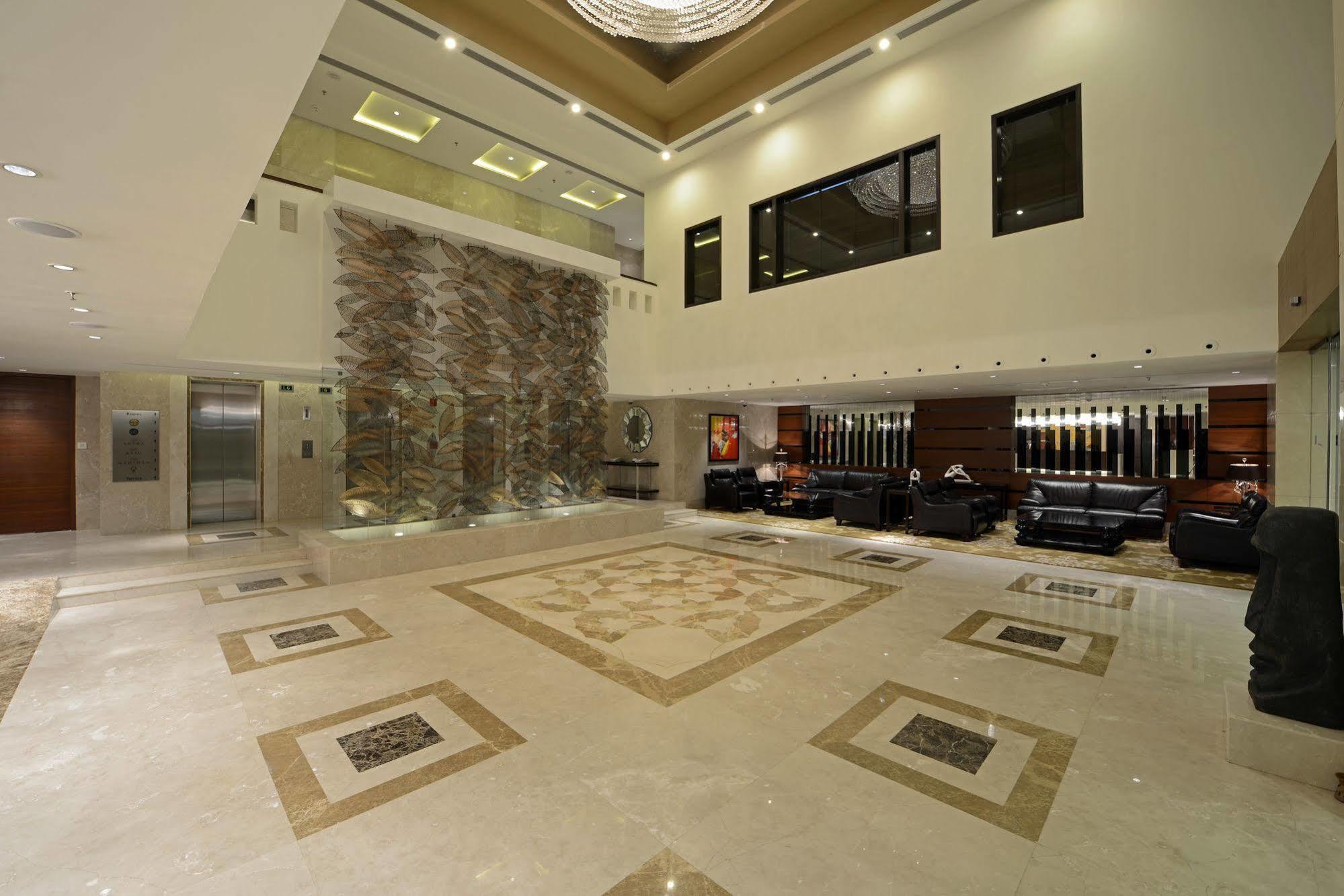 Radisson Blu Hotel Ahmedabad Luaran gambar Lobby