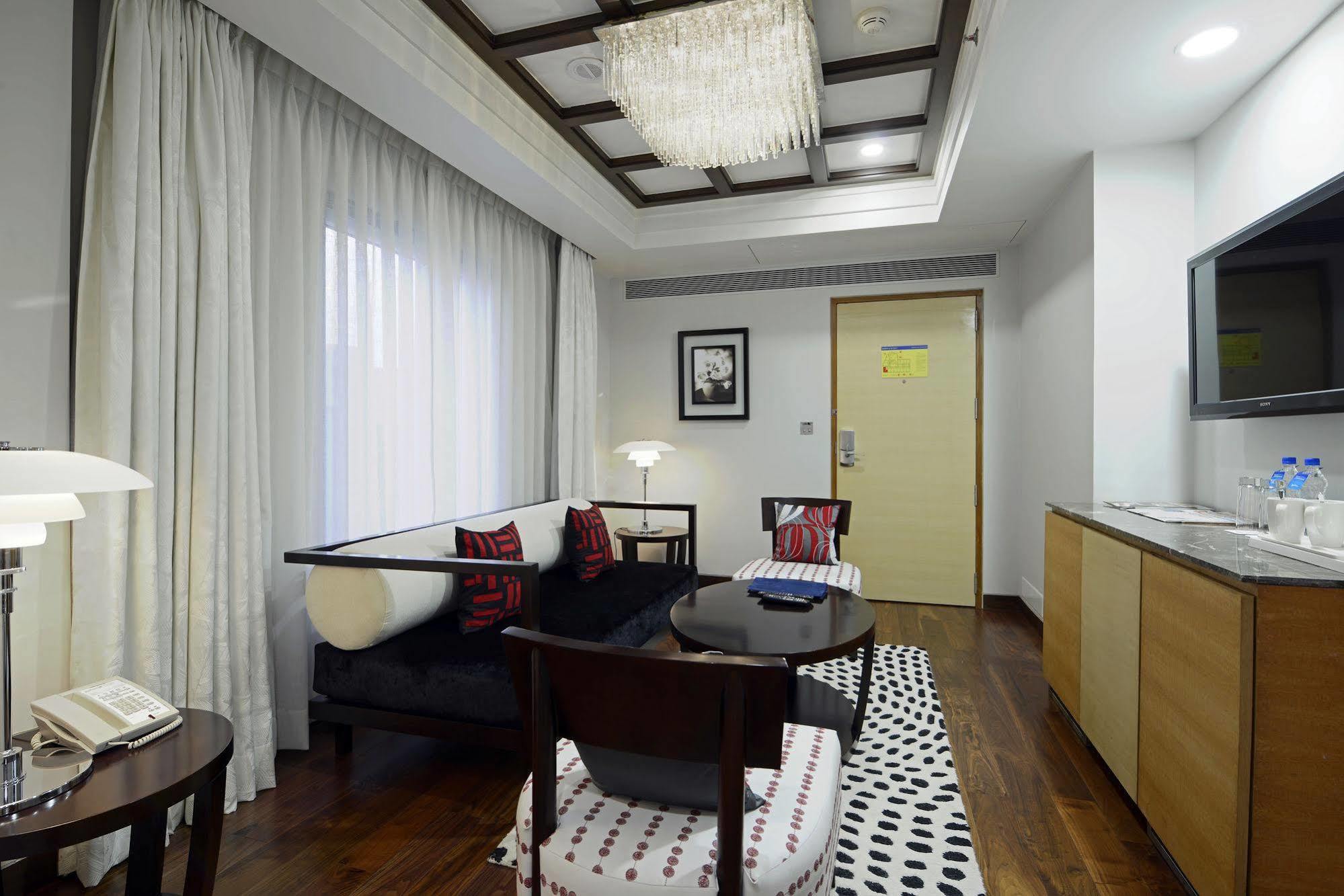 Radisson Blu Hotel Ahmedabad Luaran gambar A suite at the hotel