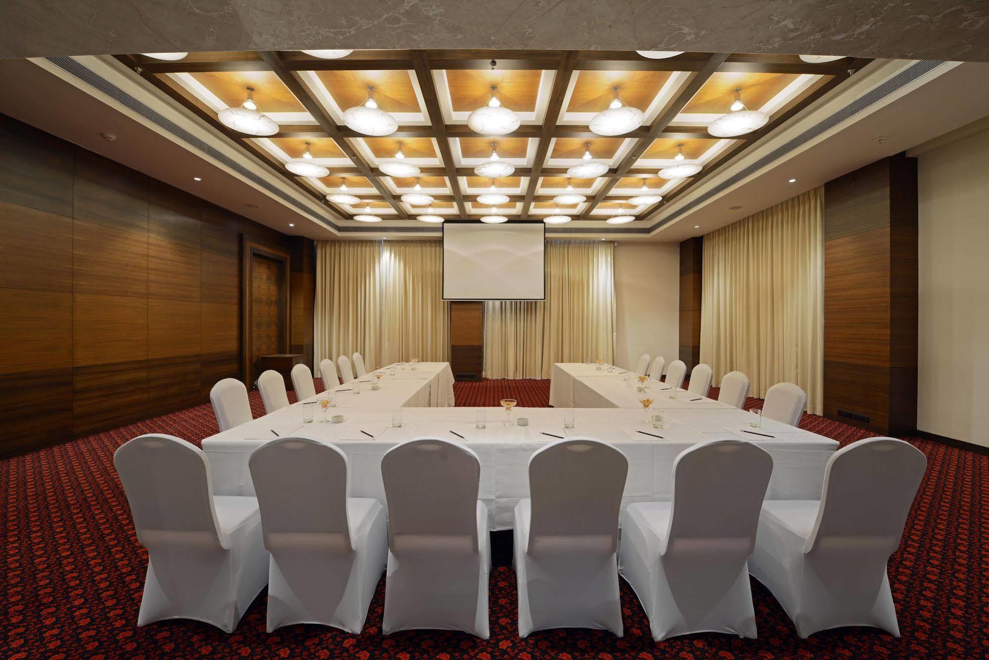 Radisson Blu Hotel Ahmedabad Luaran gambar Meeting room