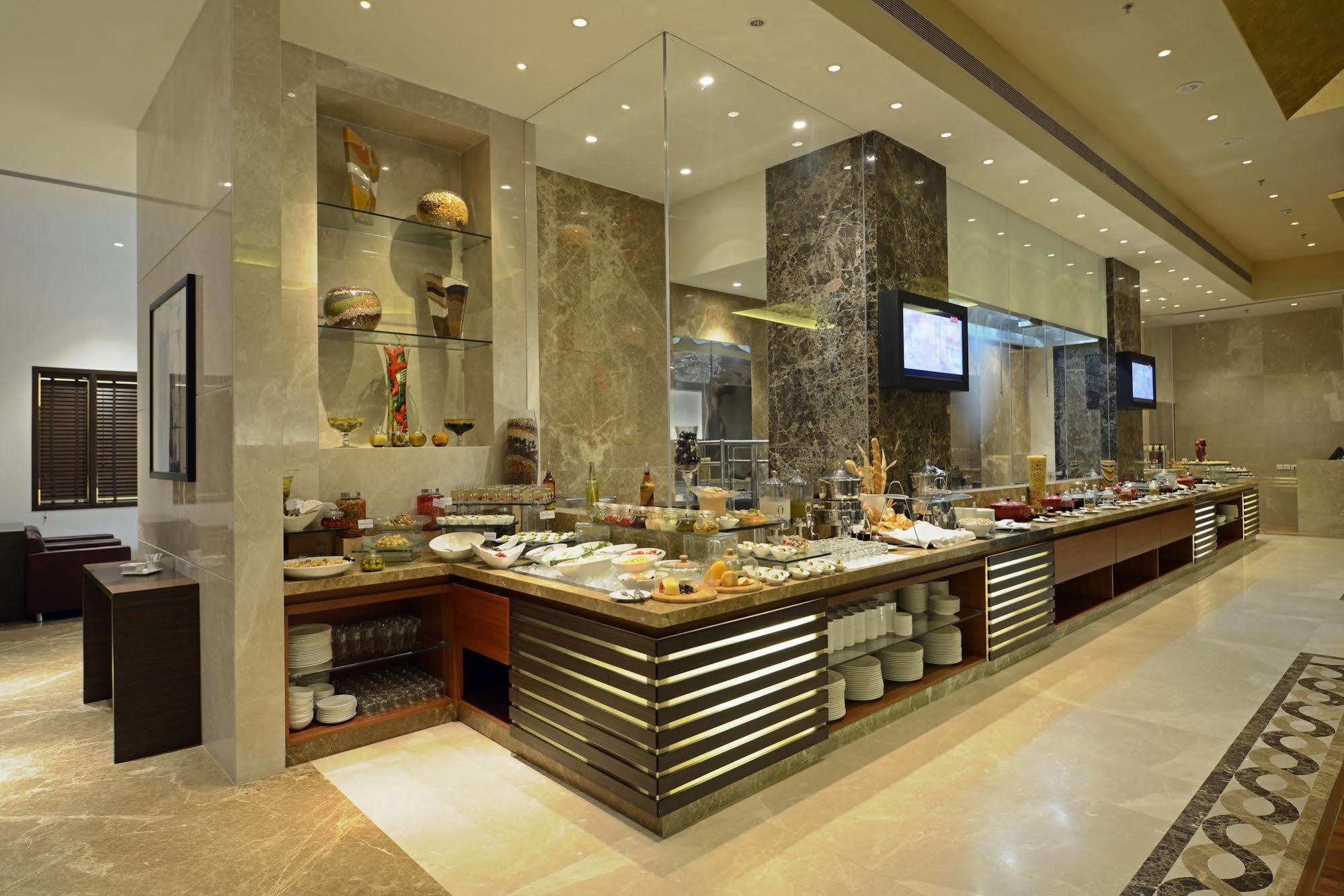 Radisson Blu Hotel Ahmedabad Luaran gambar The buffet at the hotel